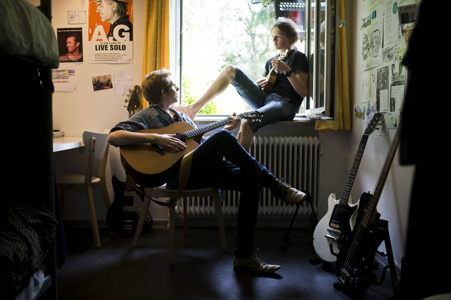 To drenge sidder på et elevværelse og spiller musik 