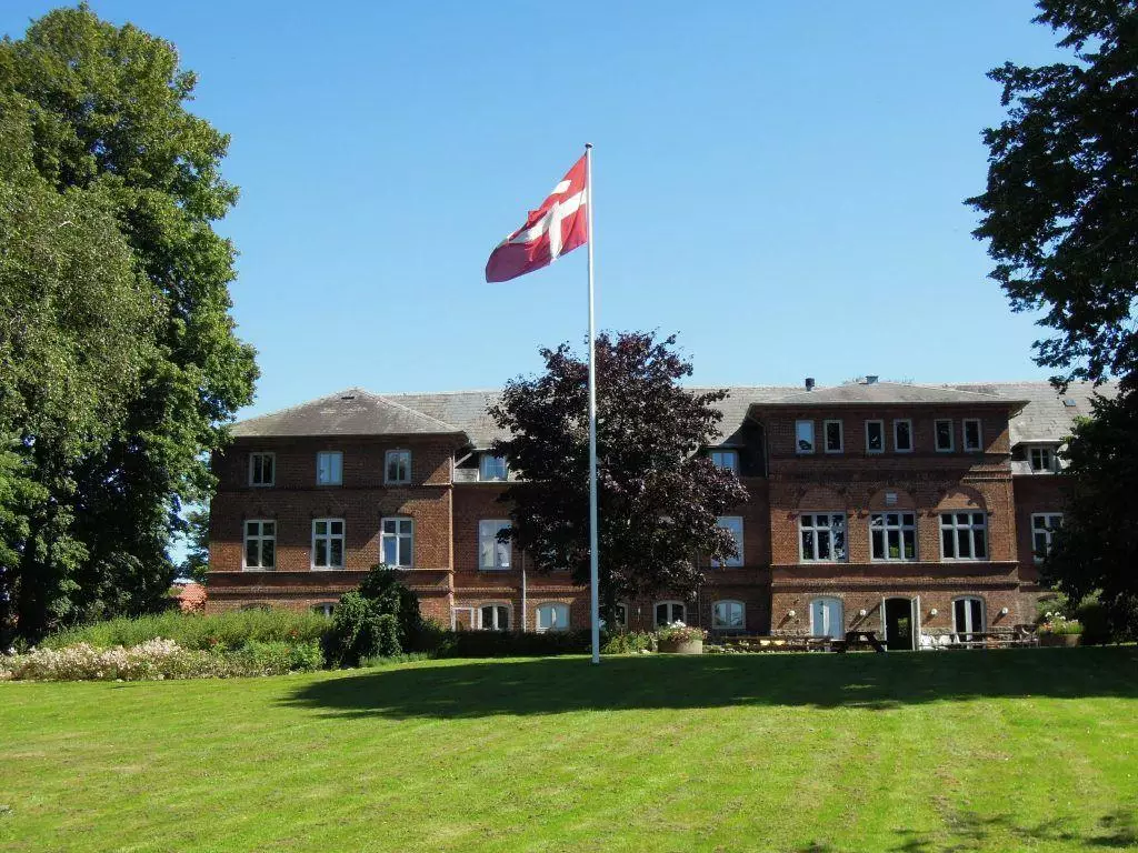 Efterskolen for Scenekunst på en smuk sommerdag