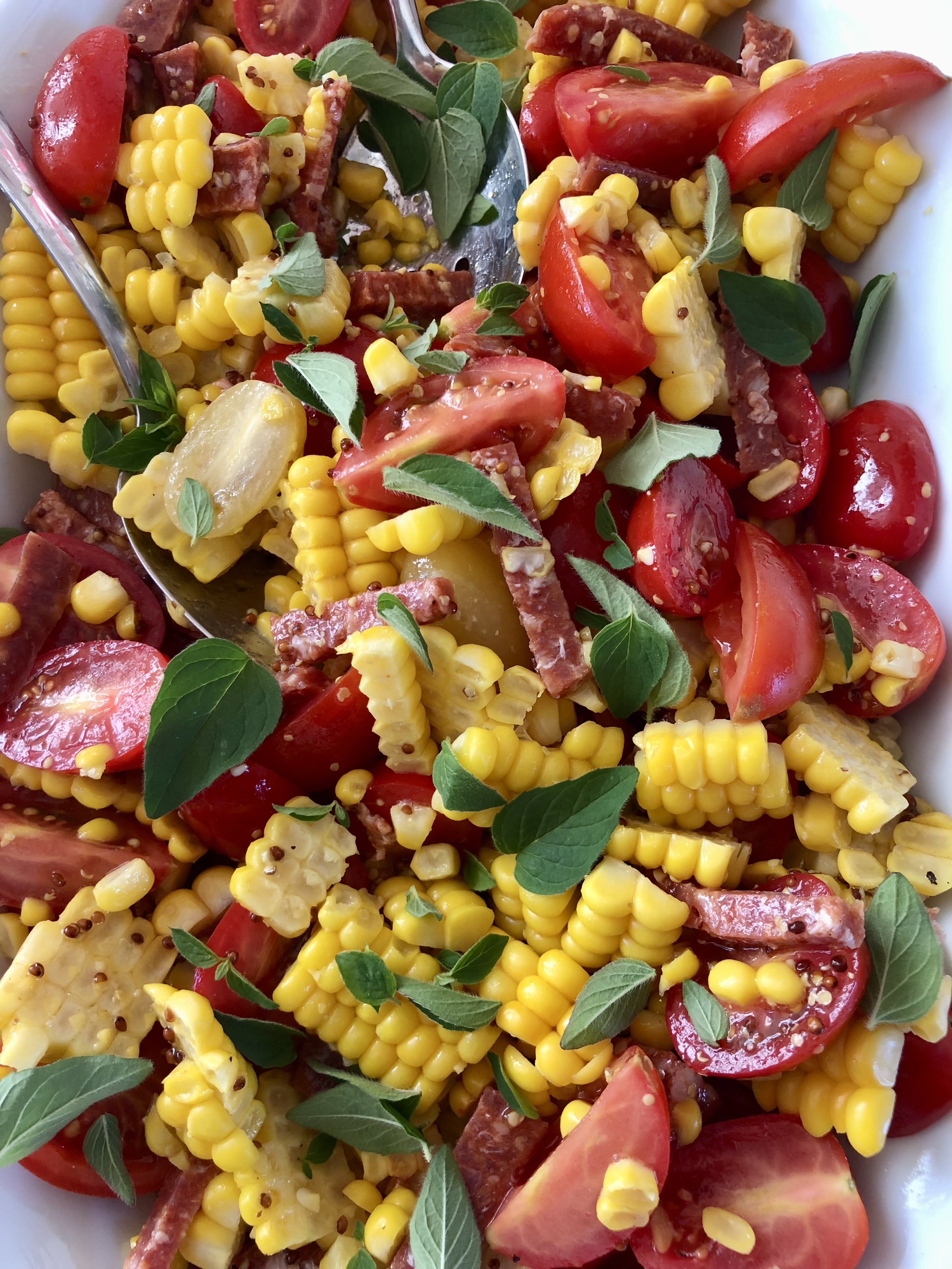 Salat med tomat, majs og andet grønt