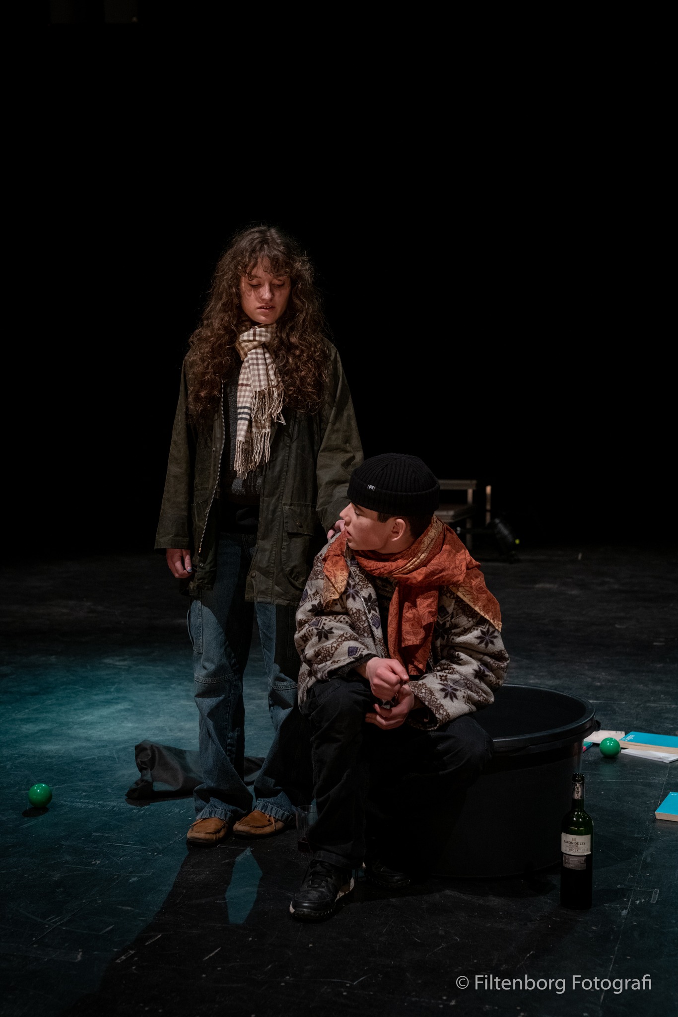 Skuespillere spiller teater på scene