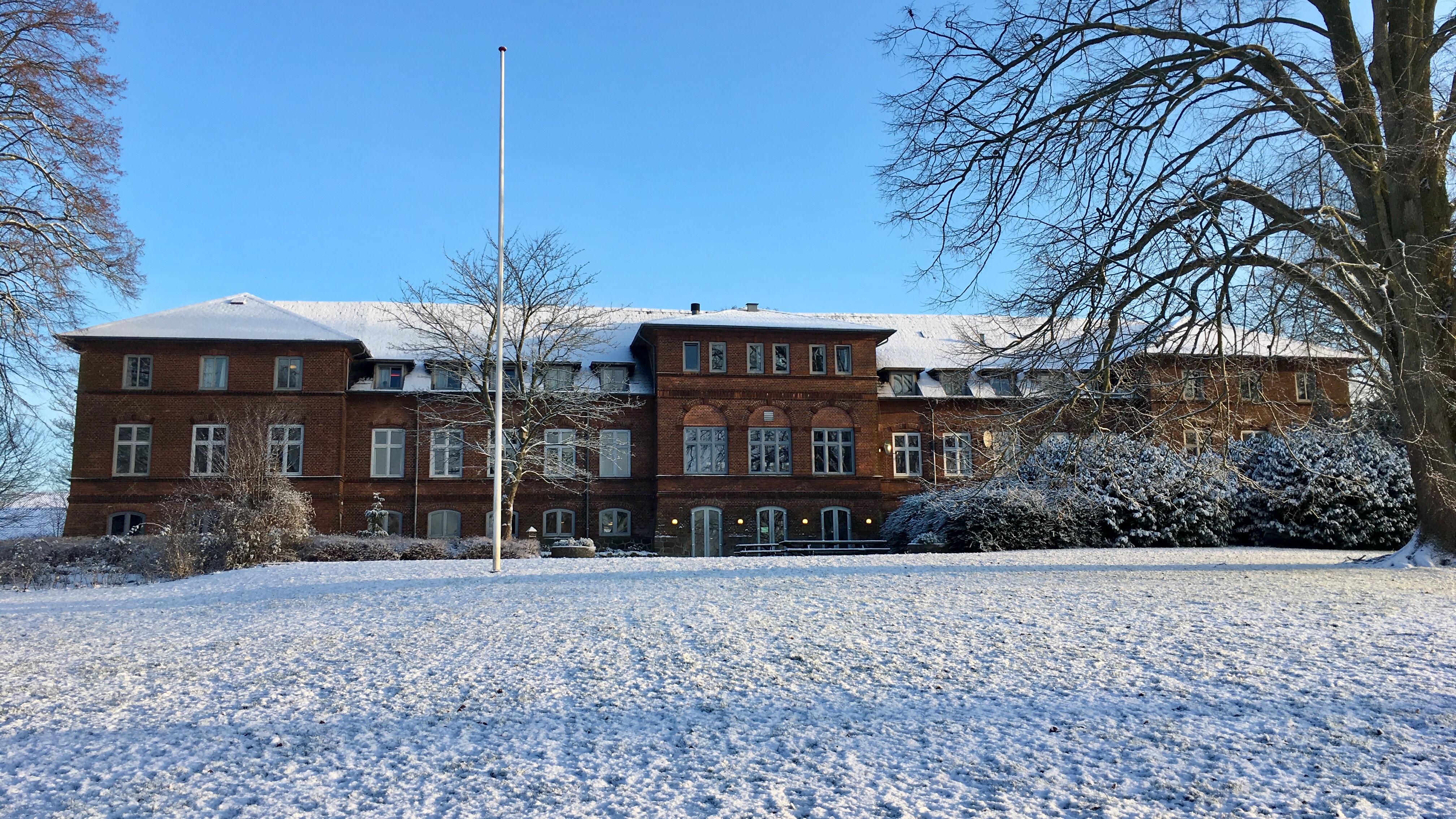 Skolen ligger fint med sne udenfor